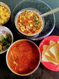 मिसळ पाव (Misal Pav Recipe In Marathi) रेसिपी चे मुख्य फोटो