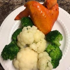 A picture of Fried Chicken, cauliflower and broccoli.