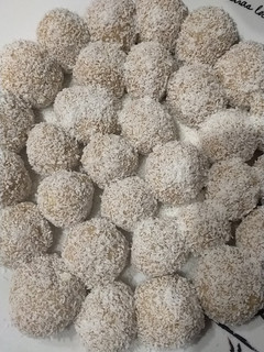 Una foto de Bolitas de coco (sin lactosa)