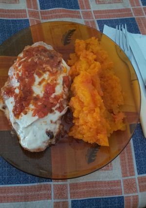 Una foto de Pollo Napolitano con puré mixto