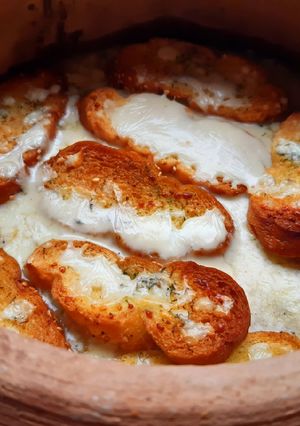A picture of French Onion Soup.