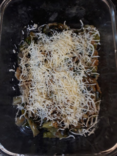 Una foto de Ensalada tibia de lechugas con piñones y semillas de lino dorado