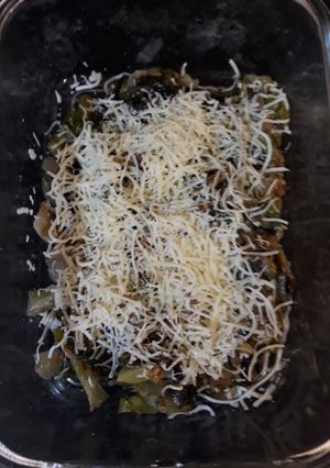 Una foto de Ensalada tibia de lechugas con piñones y semillas de lino dorado