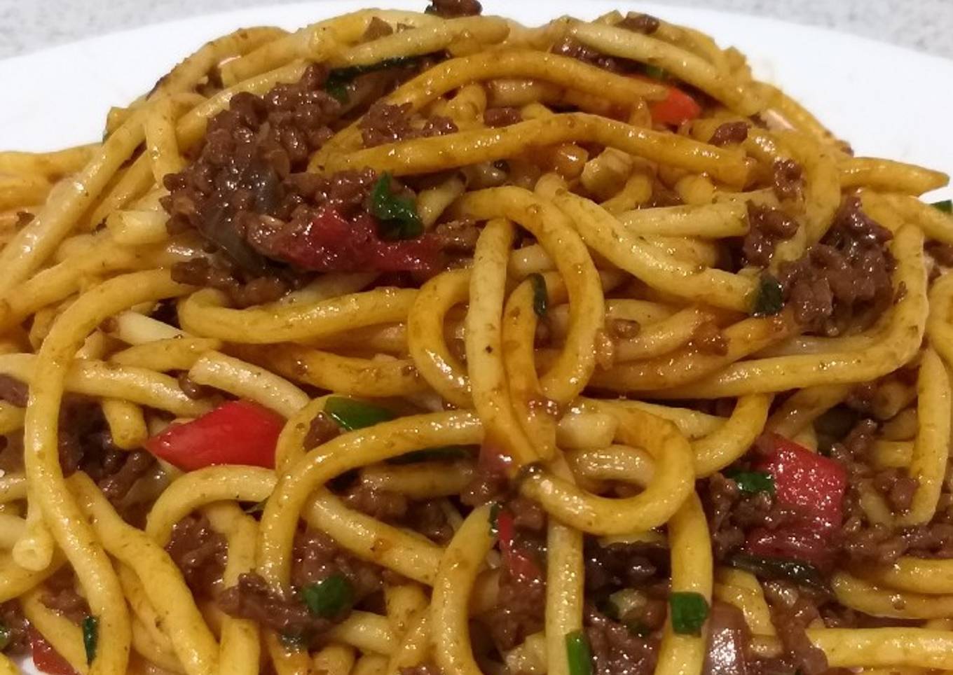 Tallarín saltado con carne molida