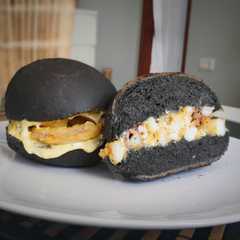 Una foto de Bocata de calamares con pan de tinta (en panificadora)