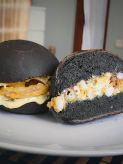 Una foto de Bocata de calamares con pan de tinta (en panificadora)