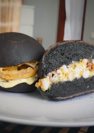 Una foto de Bocata de calamares con pan de tinta (en panificadora)