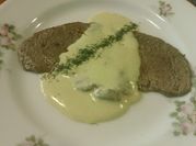 Una foto de escalope a la mostaza