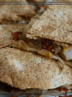 Una foto de Quesadilla de pollo y verduras