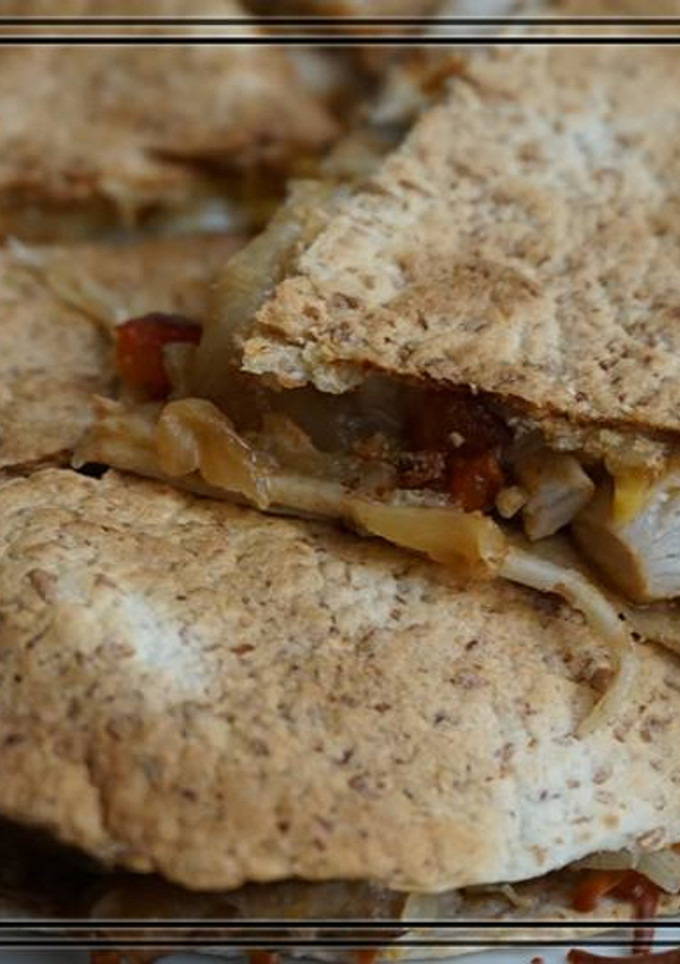 Una foto de Quesadilla de pollo y verduras