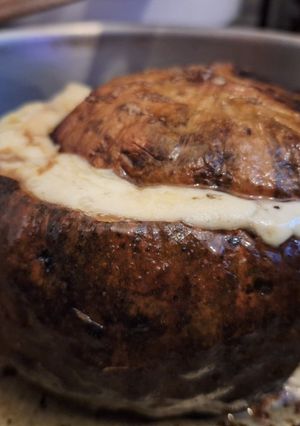 Una foto de Zapallo kabutia relleno de carne y queso