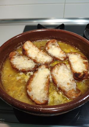 Una foto de Sopa de cebolla 🥄🧅