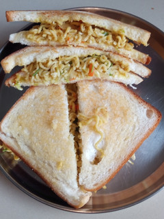 મસાલા મેગી સેન્ડવીચ (Masala Maggi Sandwich Recipe In Gujarati) રેસીપી મુખ્ય ફોટો