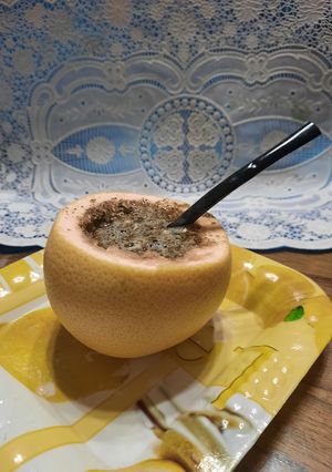 Una foto de Mate cebado en y con pomelo