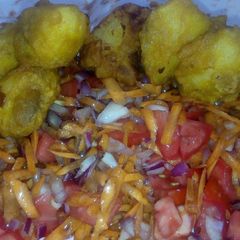 A picture of Kachumbari na Viazi Karai.