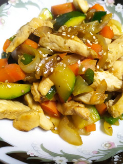 A picture of Wok de verduras con pollo.