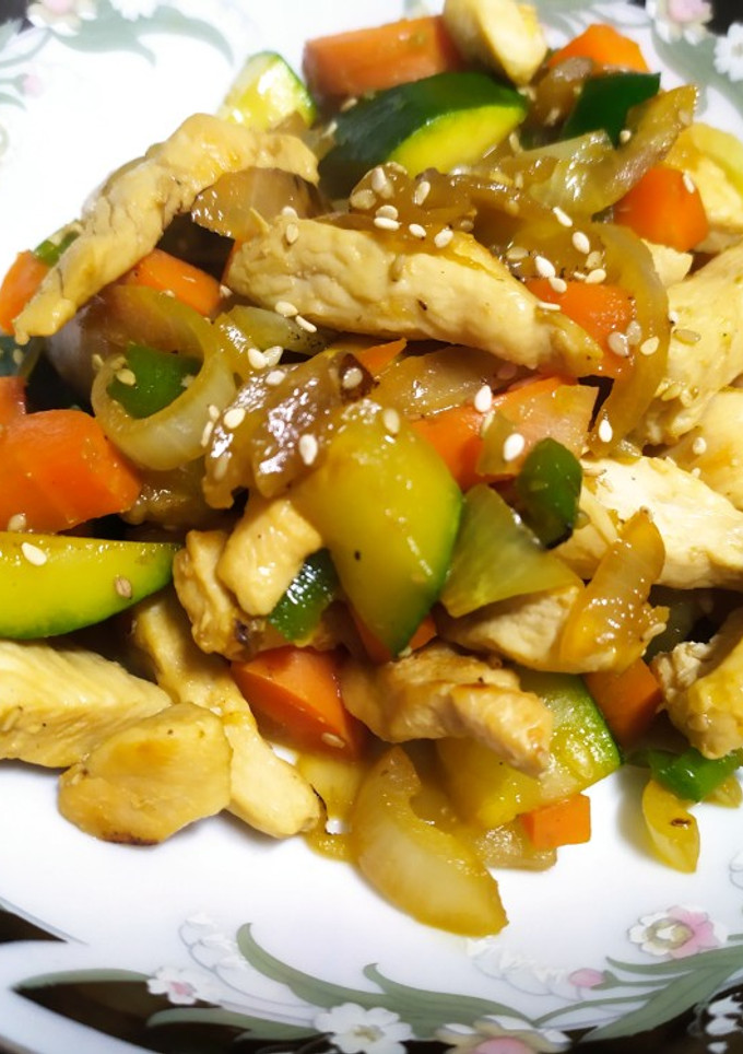Una foto de Wok de verduras con pollo