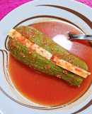 Calabacitas rellenas de queso, en caldillo de jitomate