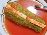 Calabacitas rellenas de queso, en caldillo de jitomate