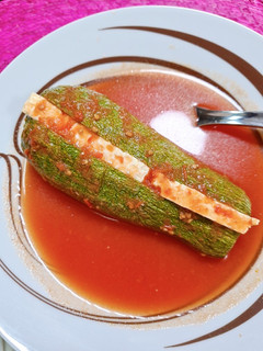 Una foto de Calabacitas rellenas de queso, en caldillo de jitomate