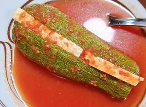 Una foto de Calabacitas rellenas de queso, en caldillo de jitomate