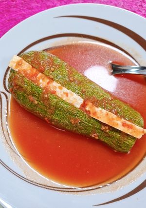Una foto de Calabacitas rellenas de queso, en caldillo de jitomate