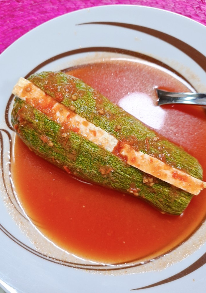 Una foto de Calabacitas rellenas de queso, en caldillo de jitomate