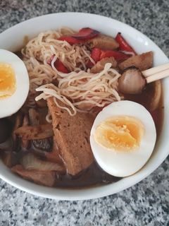 Una foto de Ramen a mi manera, bajo en hidratos