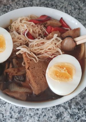 Una foto de Ramen a mi manera, bajo en hidratos