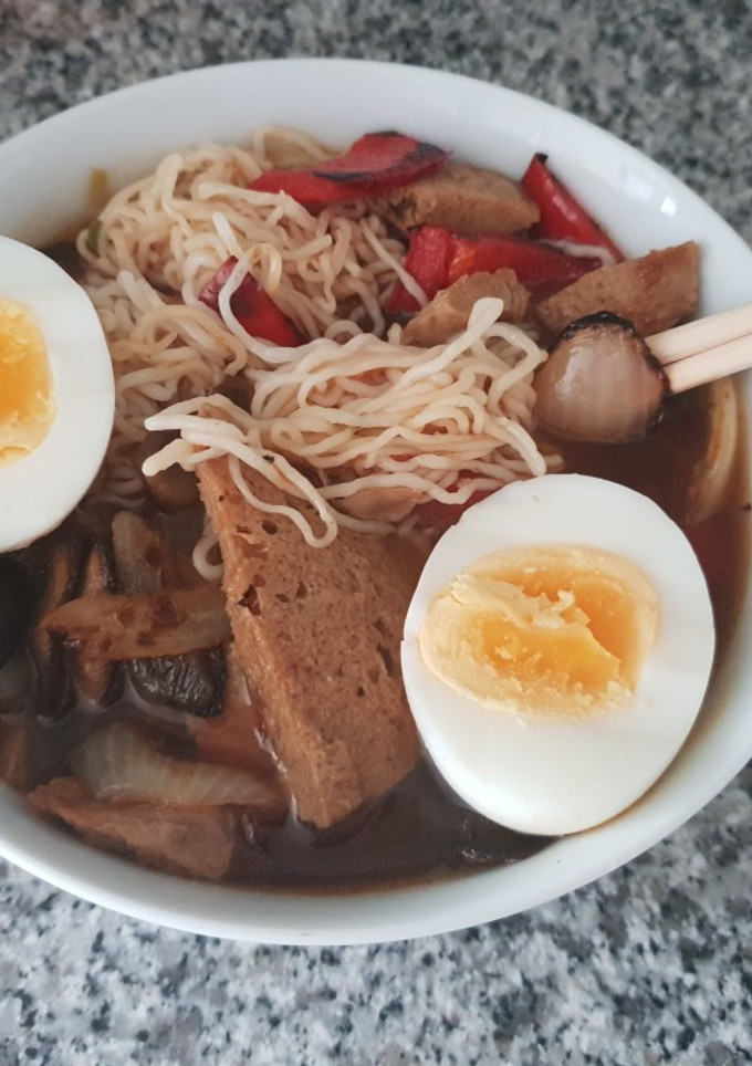 Una foto de Ramen a mi manera, bajo en hidratos
