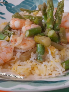 Una foto de Salteado de arroz y espárragos