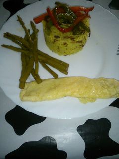 Una foto de Arroz con un toque a curry y tortilla