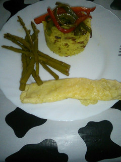 Una foto de Arroz con un toque a curry y tortilla