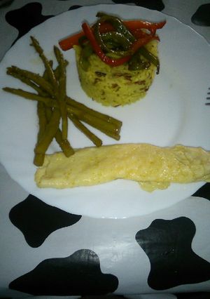 Una foto de Arroz con un toque a curry y tortilla