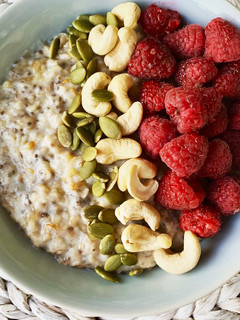Una foto de Porridge de avena con semillas y plátano