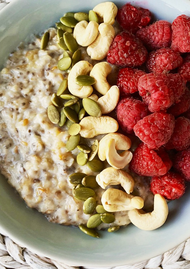 Una foto de Porridge de avena con semillas y plátano