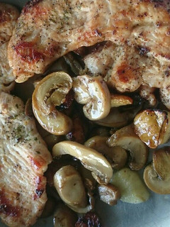 Una foto de Filete de pechuga de pavo a la plancha con champiñones y ajicos