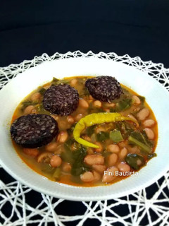 Una foto de Alubias pintas con acelgas y morcilla de arroz