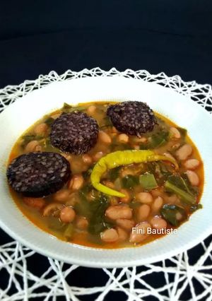 Una foto de Alubias pintas con acelgas y morcilla de arroz
