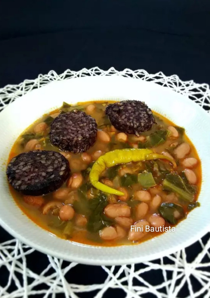 Una foto de Alubias pintas con acelgas y morcilla de arroz