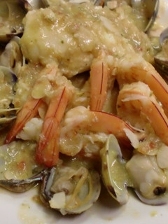 Una foto de Rape y langostinos con salsa de almendras
