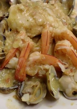 Foto principal de Rape y langostinos con salsa de almendras