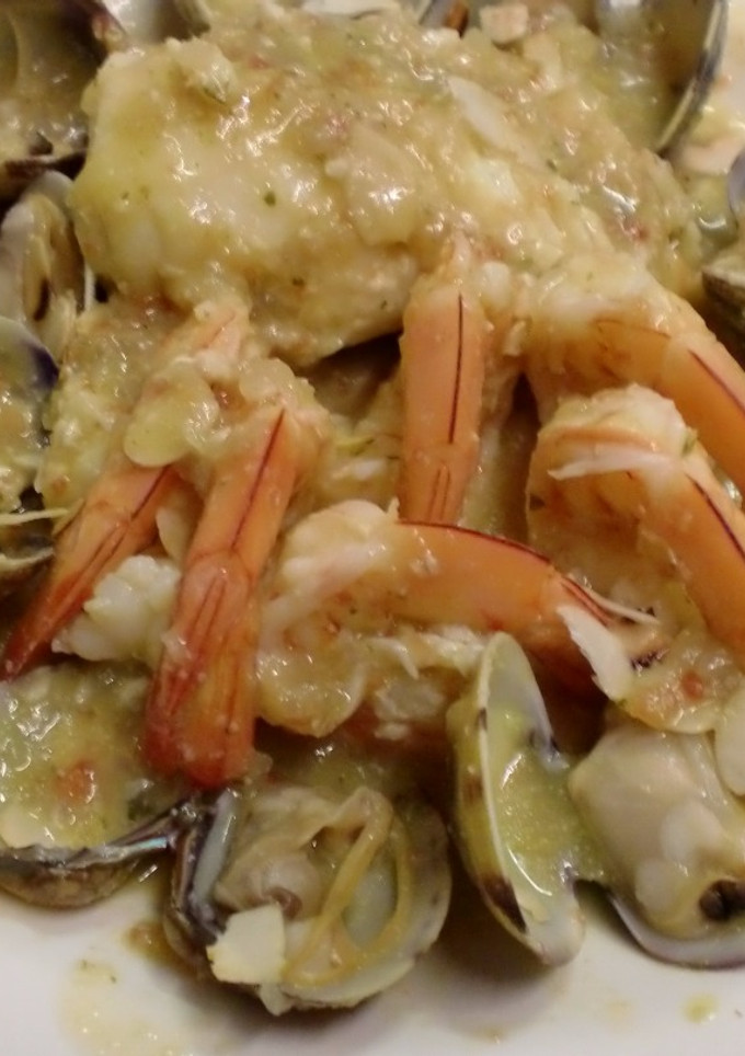 Una foto de Rape y langostinos con salsa de almendras