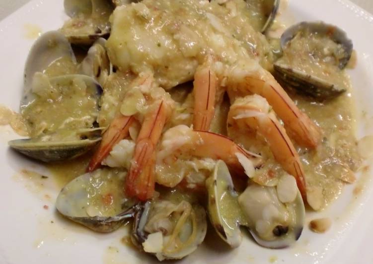 Rape y langostinos con salsa de almendras