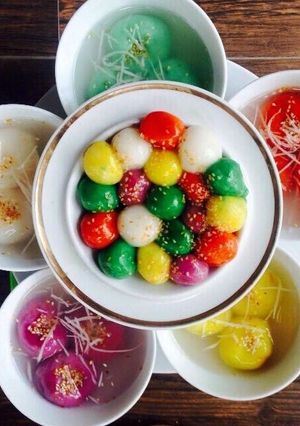 A picture of Five-Color Bánh Trôi (Vietnamese Glutinous Rice Balls).