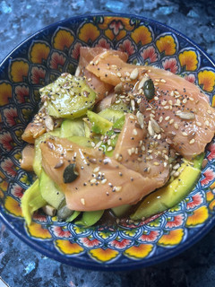 Una foto de Sashimi de salmón marinado