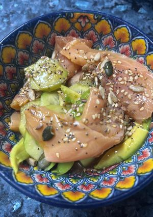 Una foto de Sashimi de salmón marinado