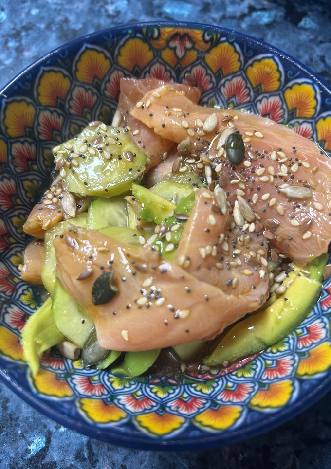 Una foto de Sashimi de salmón marinado