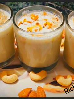 केसरिया बादाम ठंडाई (Kesariya badam thandai recipe in Hindi) रेसिपी मुख्य फोटो
