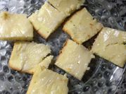 Una foto de torta con glasé de limón